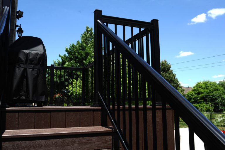 Composite Deck with Aluminum Railings