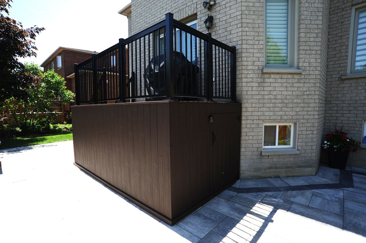 Composite Deck with Aluminum Railings