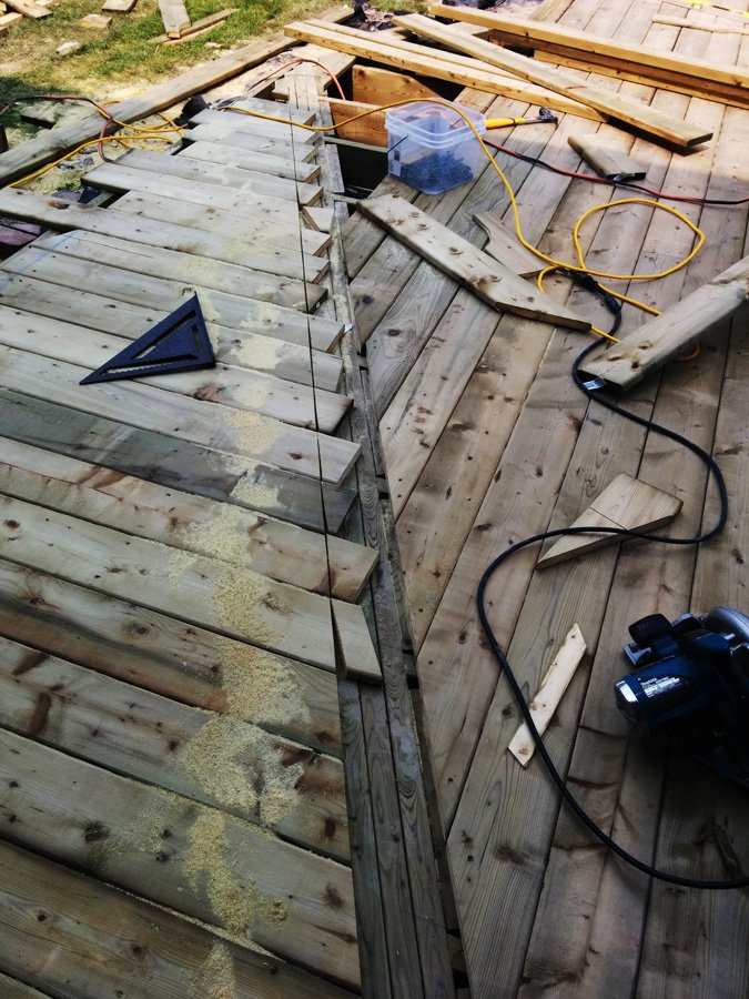 Low profile deck with different decking direction