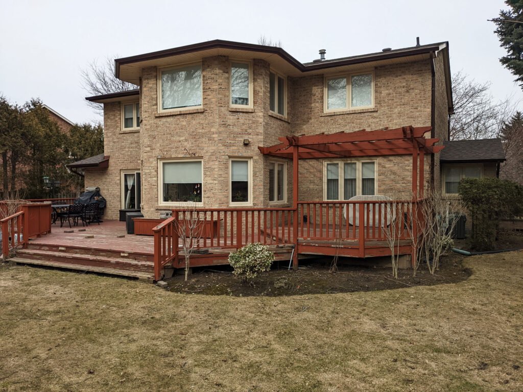 Low level cedar deck with louver pergola