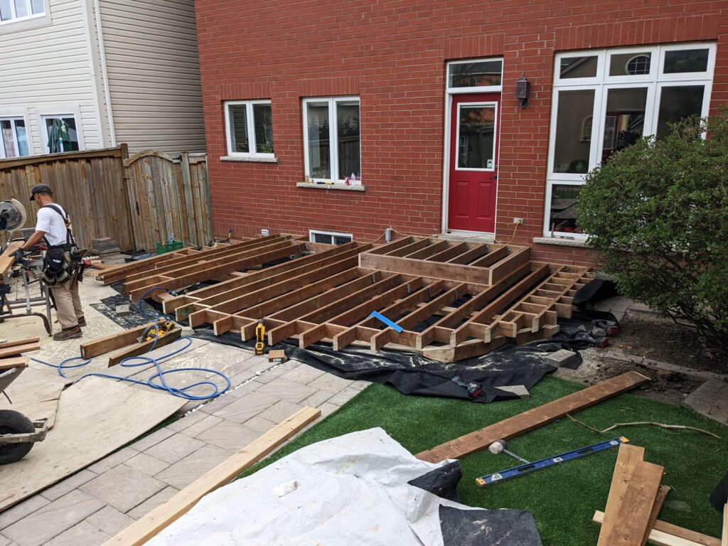 Perfect round deck with sunroom on it