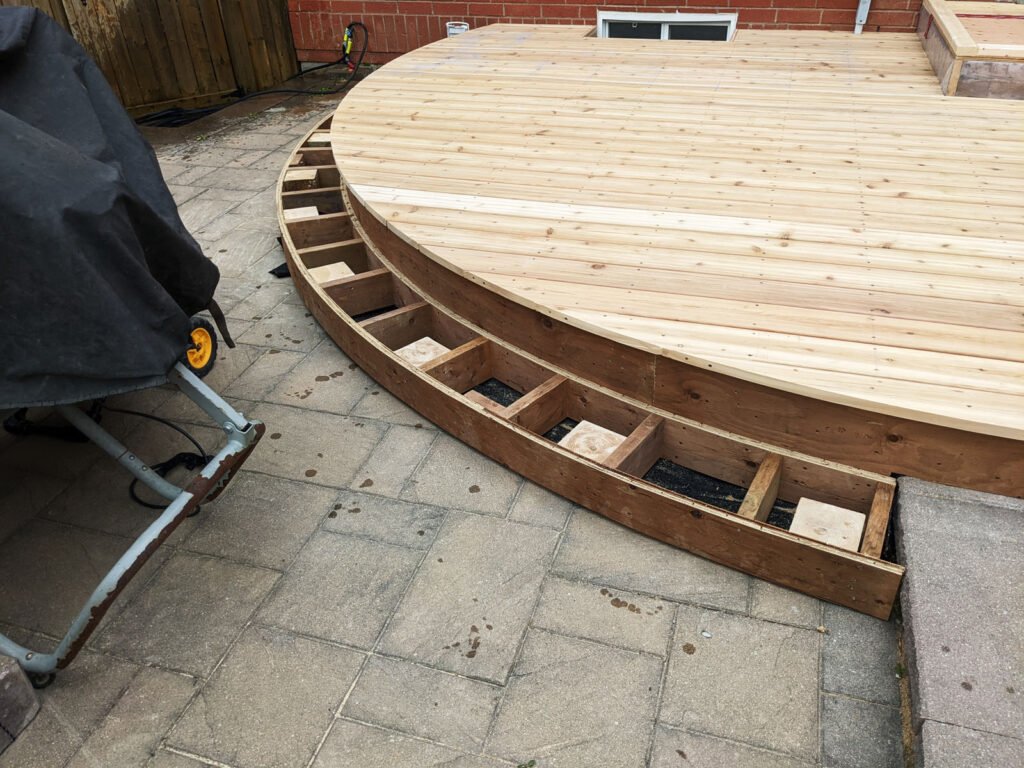 Perfect round deck with sunroom on it