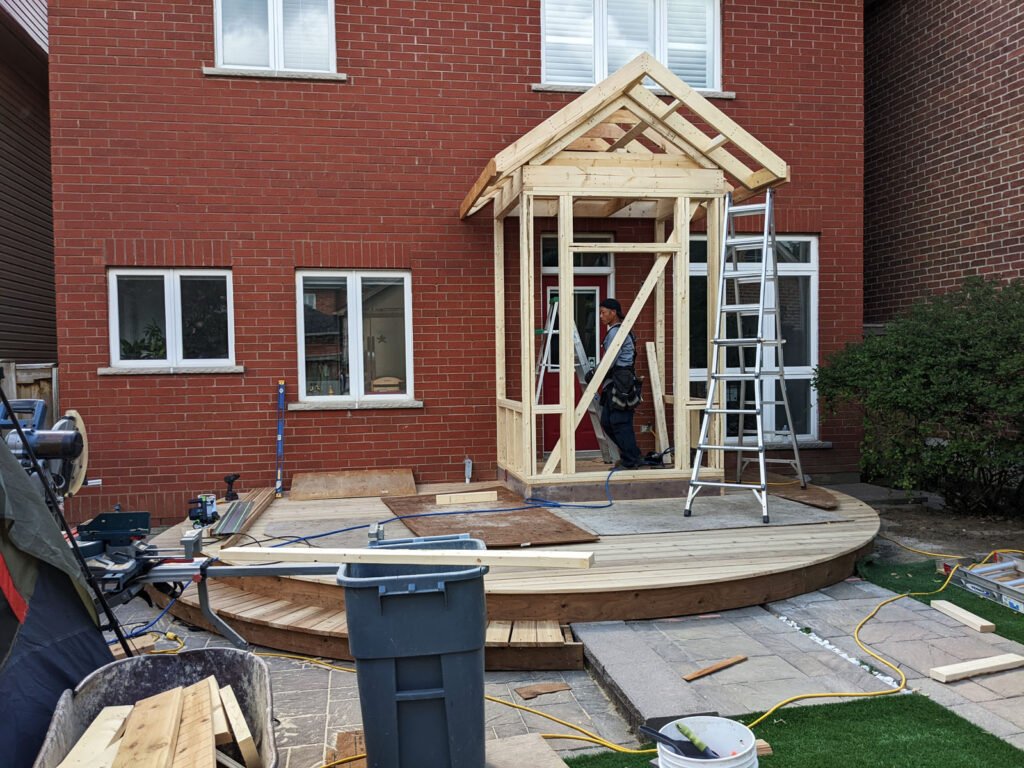 Perfect round deck with sunroom on it