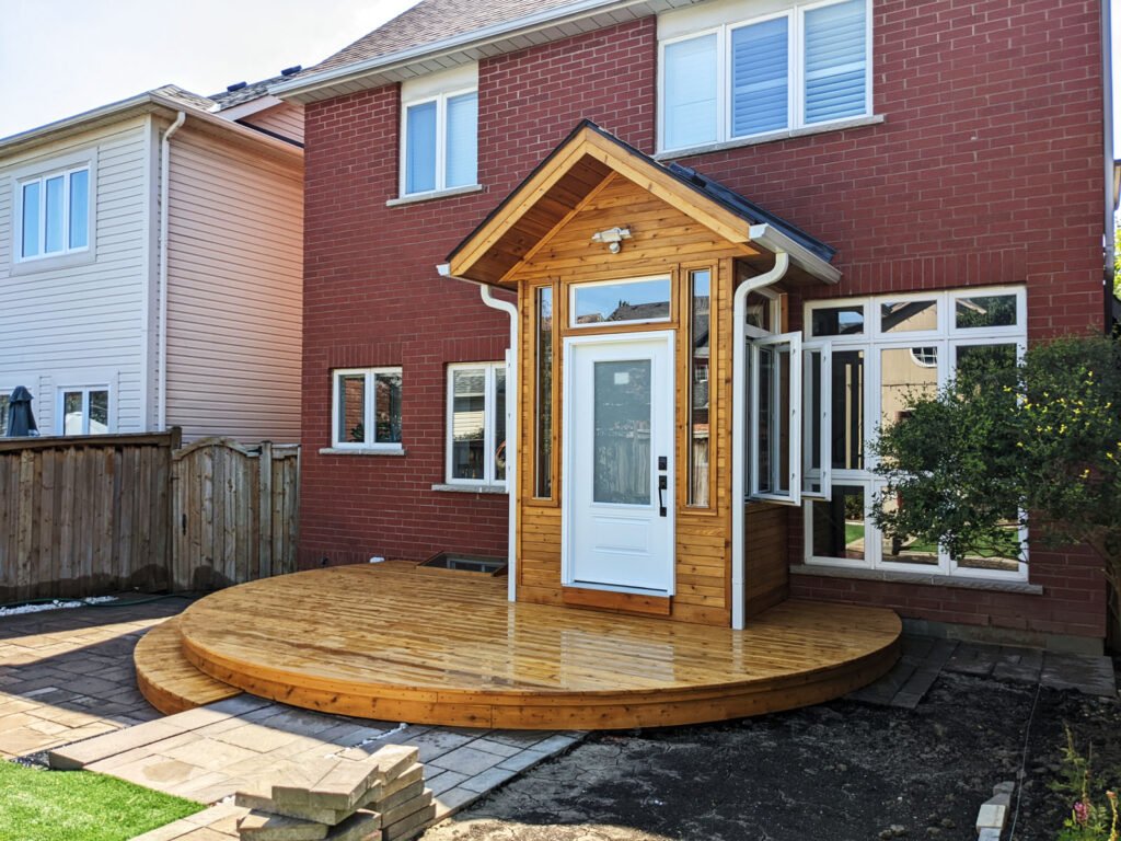 Perfect round deck with sunroom on it